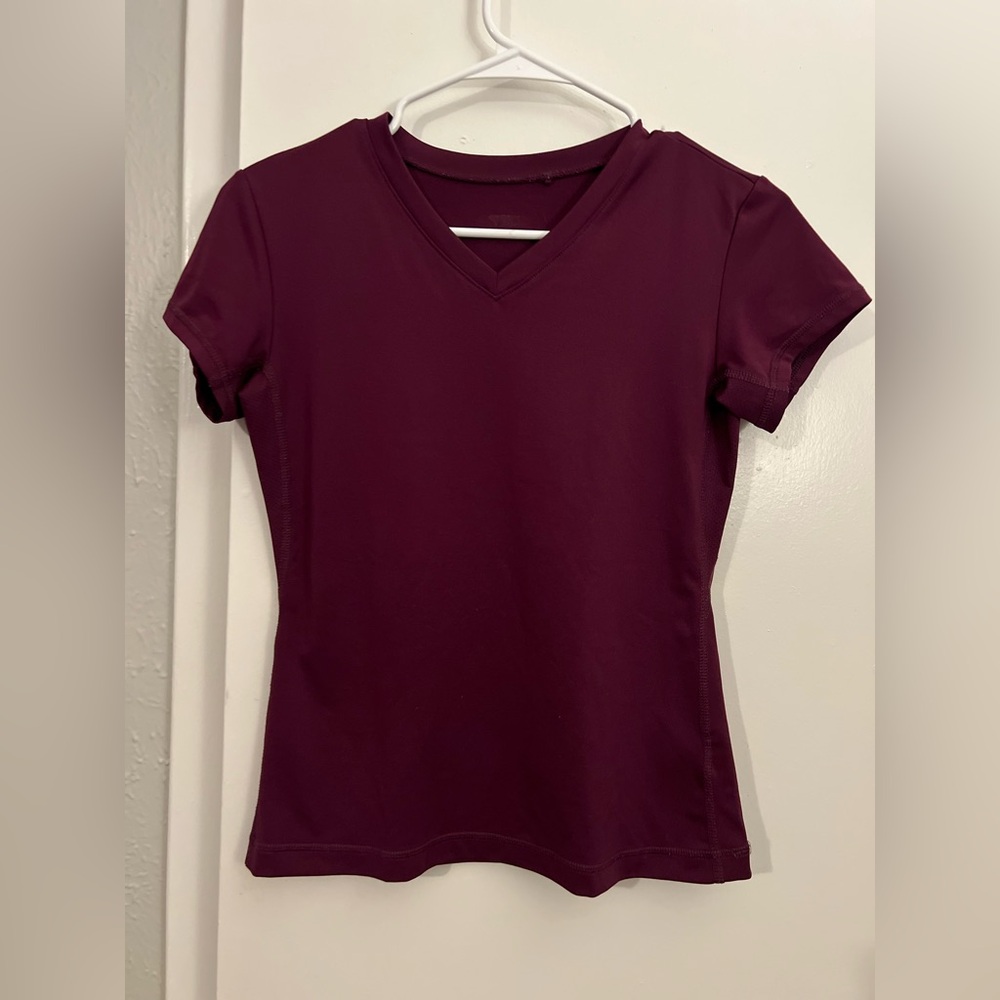 UNIQLO Women's V-Neck Short Sleeve Top - Burgundy workout shirt S